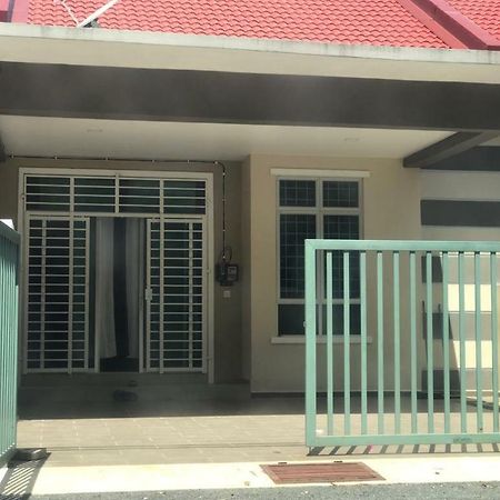 Z&M Homestay Jertih 외부 사진